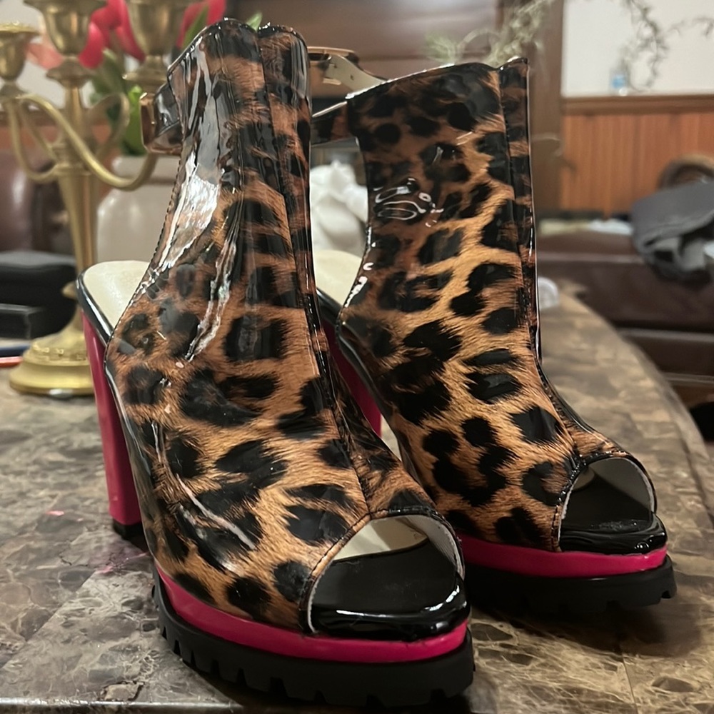 Designer cheetah hot pink heels sz.8